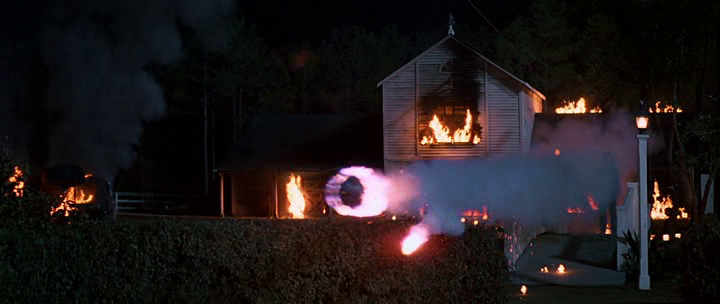 Кадр из фильма "Воспламеняющая взглядом" (1984)