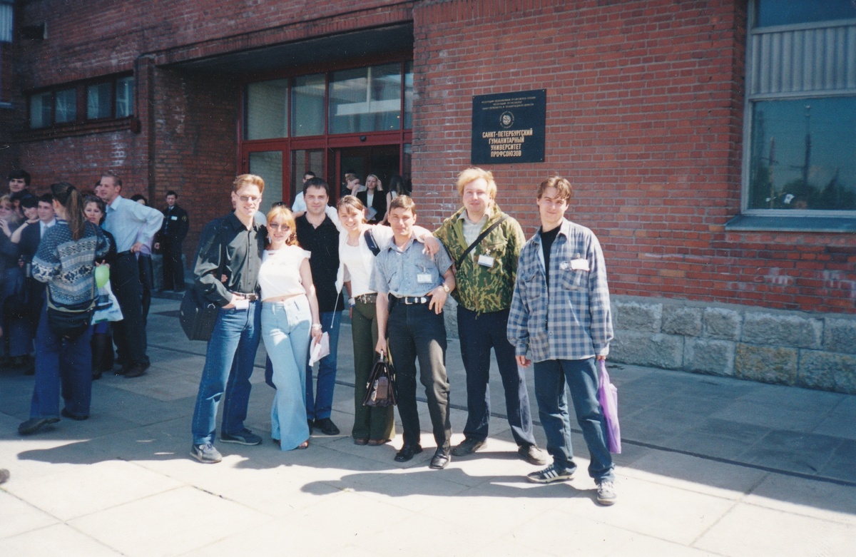 Автор с однокурсниками у университета. Май 2002 год