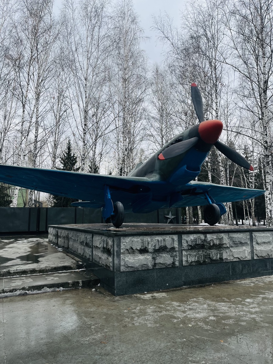 Музей военной техники, фото автора. В 1985 году, в канун 40-летия Победы, в 400 метрах от монумента была сооружена Аллея Оружия, на которой представлены образцы военной техники времен Великой Отечественной войны. Из техники: М-30, Як-9, ЗИС-2, ИСУ-152, БМ-13, Т-34-85.