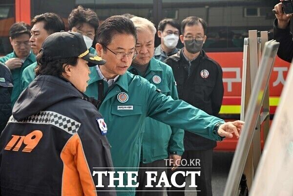    Губернатор провинции Кёнсанбукдо Ли Чхоль У 25 марта во второй половине дня издал специальное административное распоряжение о введении чрезвычайной системы реагирования для защиты жителей с максимальной мобилизацией административных ресурсов. /Провинция Кёнсанбукдо