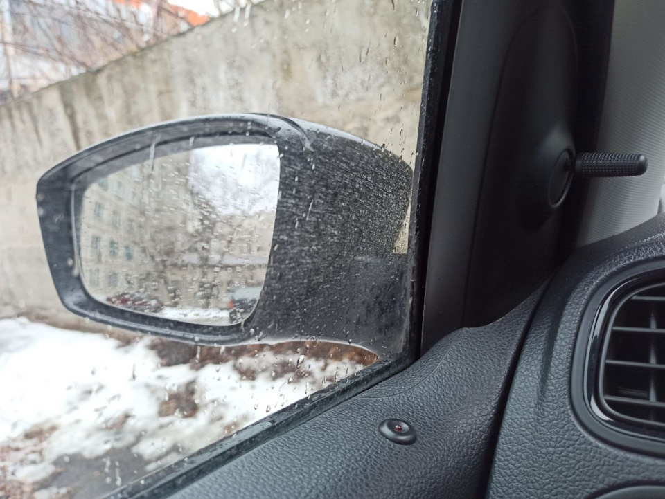 Когда в первую очередь на скорости за 80 забрасывает грязью уголки обзора зеркал