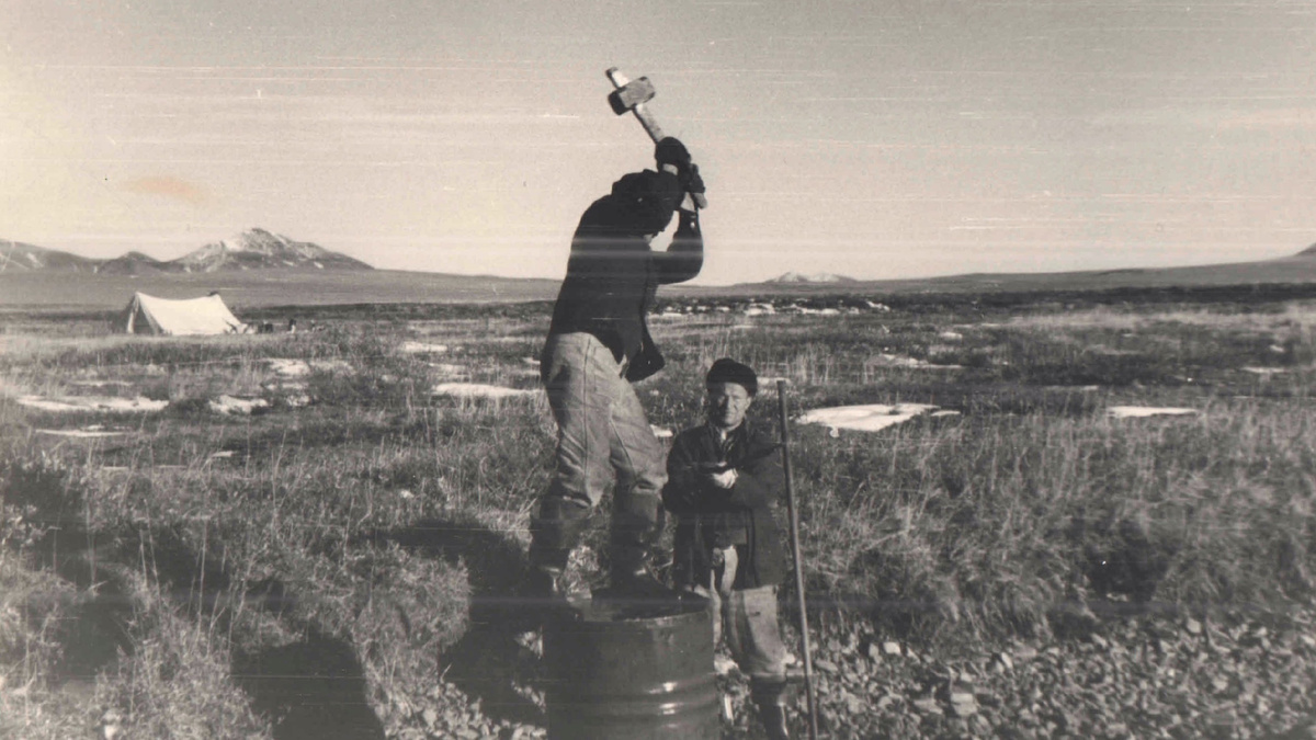 Фото: Установка сваи для гидрологического поста / Социальные сети Колымгидромета