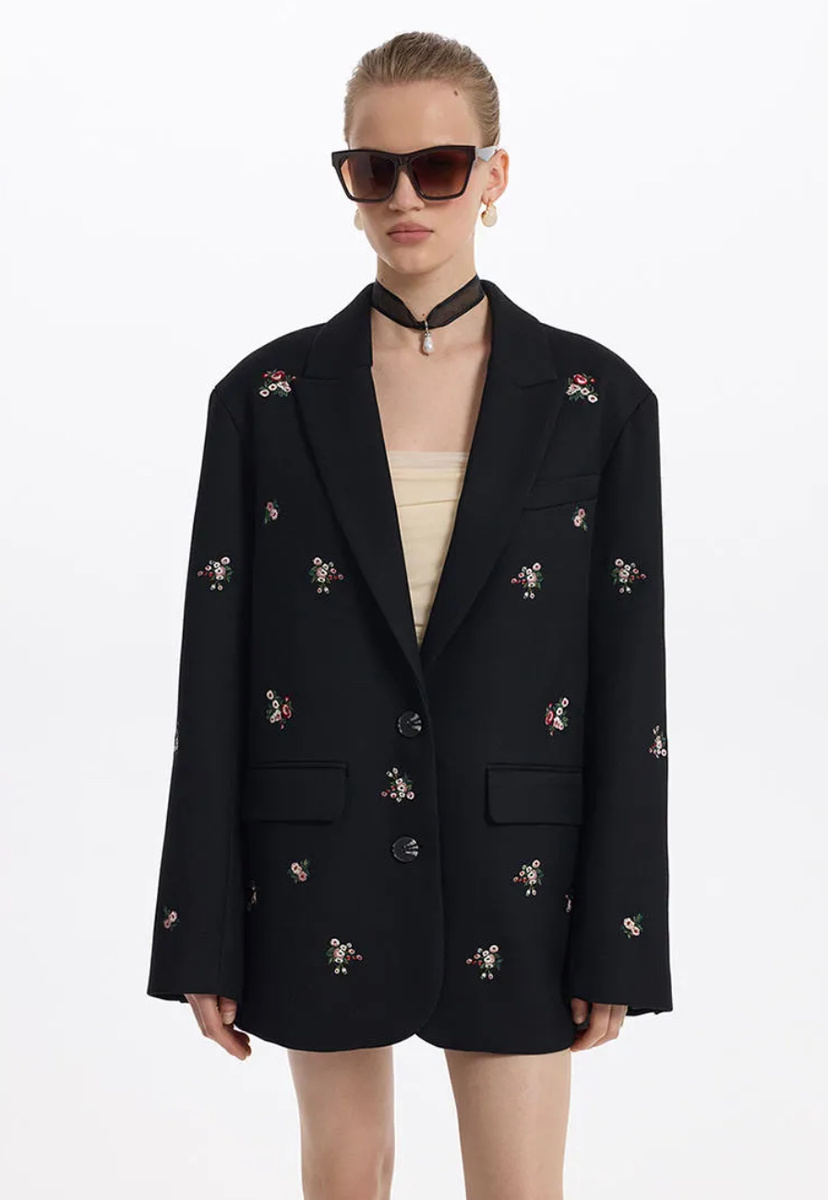 Черный пиджак с мелкими цветами 