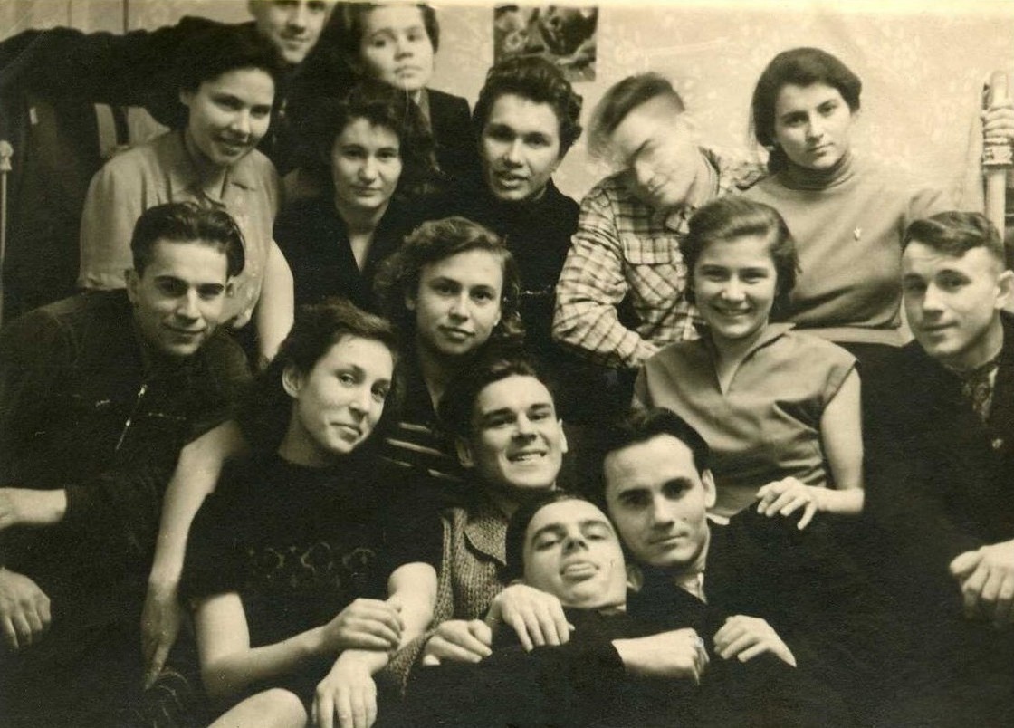 Студенческое фото. Справа Слободин. А рядом кто??  Из открытого доступа.