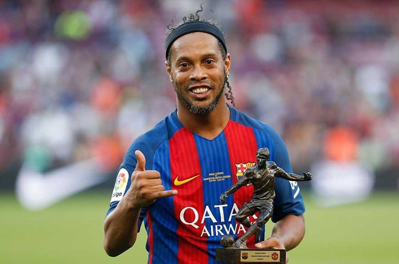 Роналдиньо – один из самых техничных и ярких игроков в истории футбола. Его дриблинг, финты и голы вдохновляли миллионы.КарьераГремио (1998–2001) – дебют и первые успехи.ПСЖ (2001–2003) – переход в Европу.Барселона (2003–2008) – золотая эра, 2 чемпионства Ла Лиги, победа в Лиге чемпионов (2006).Милан (2008–2011) – чемпион Италии.Бразильские клубы (2011–2015) – завершение карьеры.Статистика728 матчей | 280 голов | 187 ассистовСборная Бразилии: 97 матчей, 33 голаЧемпион мира 2002 годаРоналдиньо останется в памяти болельщиков как один из самых зрелищных игроков всех времён. Какой его момент вам запомнился больше всего?