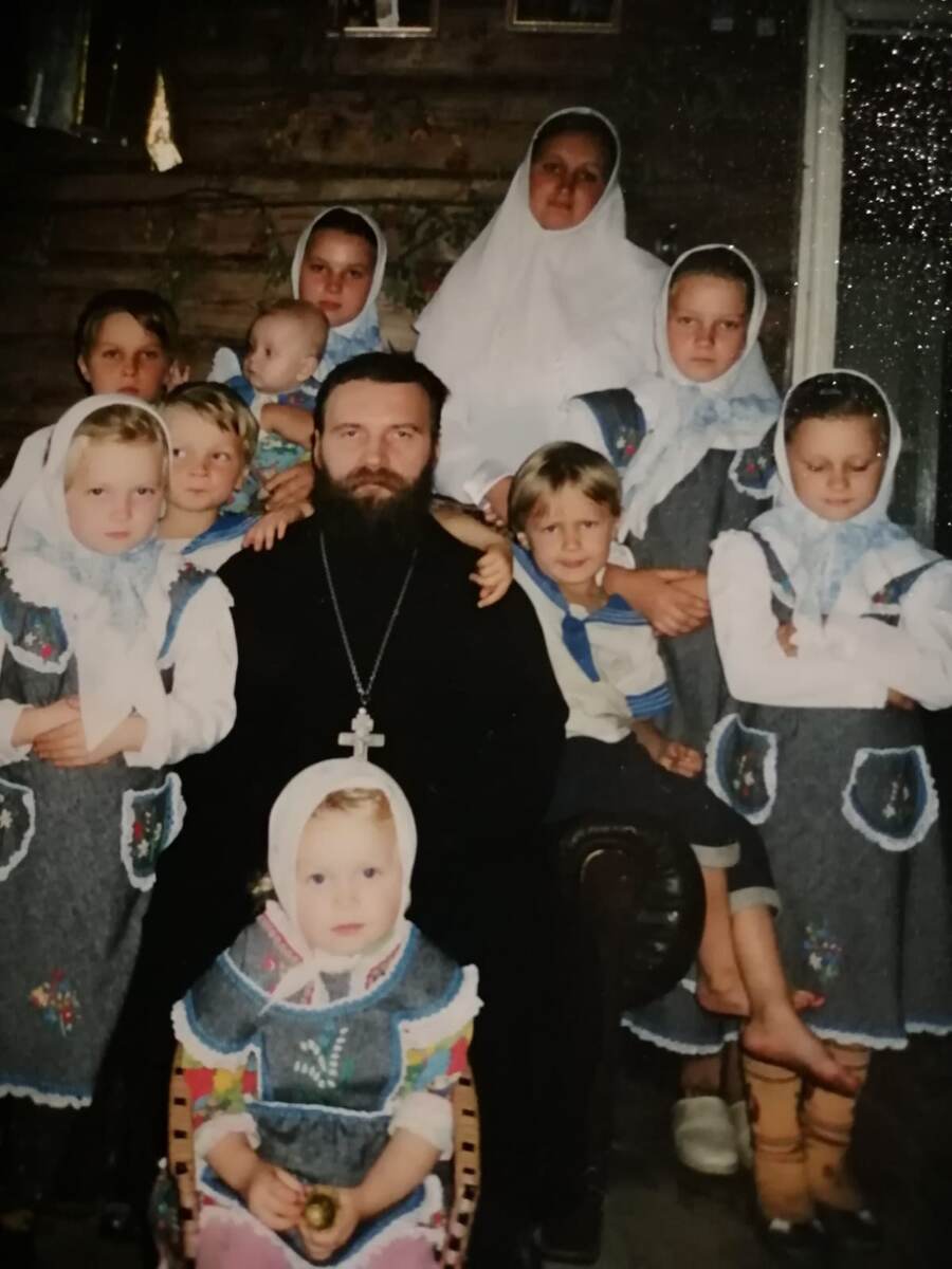 2002 год Нас фотографировал чужой человек для газеты, поэтому дети смущены, одному Кольке всё равно )) и на тапки тоже😁