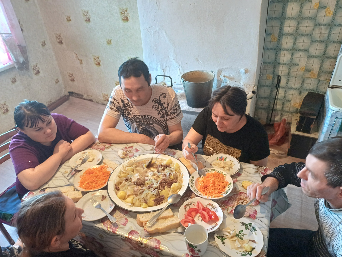 У младшей сестры.