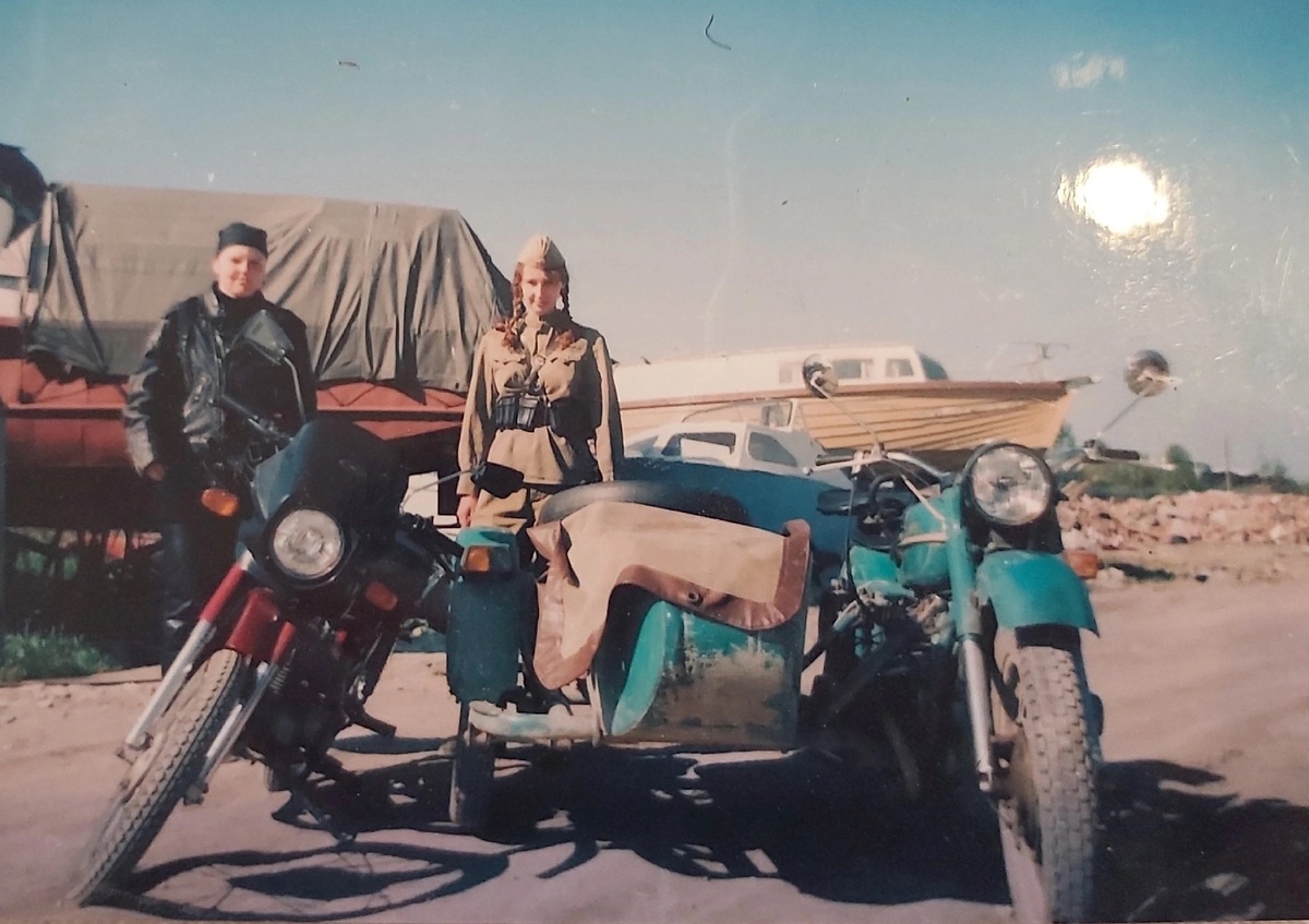 Я в молодости, слева в косухе