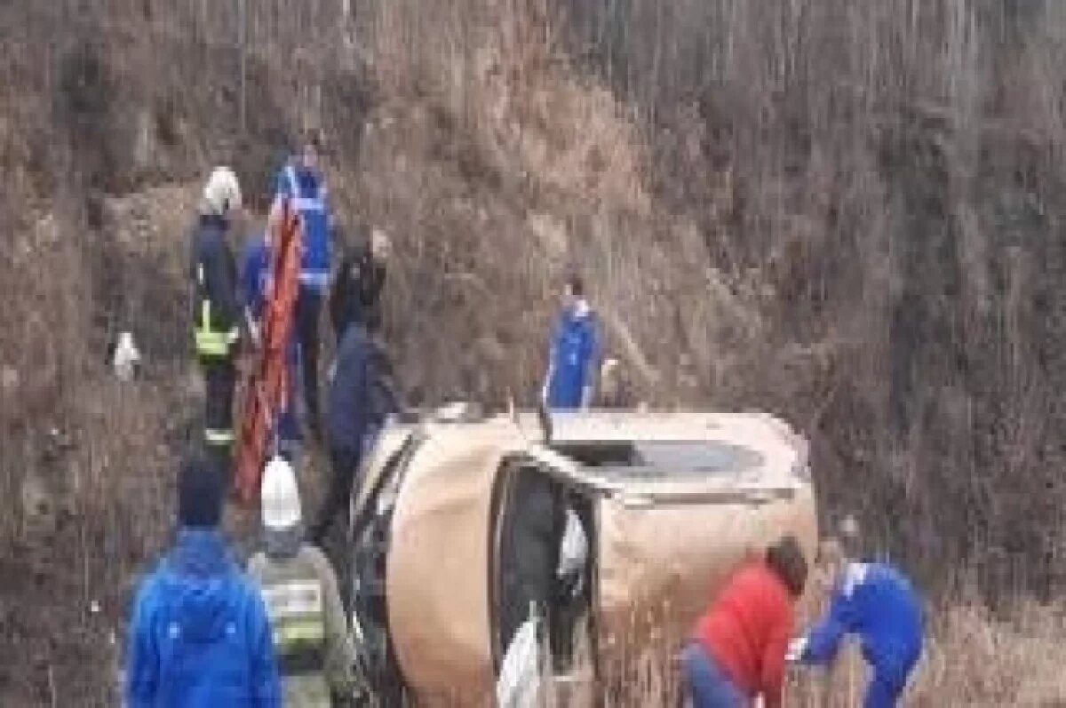    В результате аварии пострадали три человека автомобиля Nissan X-Trail: водитель, 64-летняя пассажирка и двое детей - 8 и 11 лет