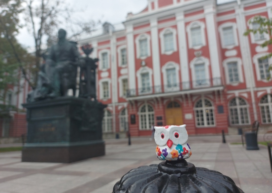 Совунья на фоне главного здания Санкт-Петербургского Государственного Университета (СПбГУ) - здание Двенадцати коллегий.