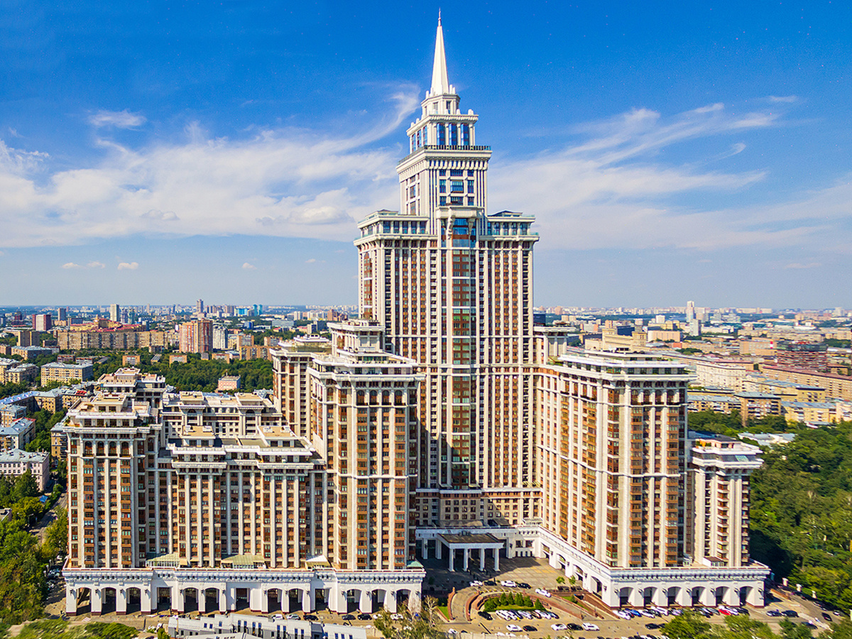 Триумф Палас - архитектурная доминанта и самый известный проект локации
