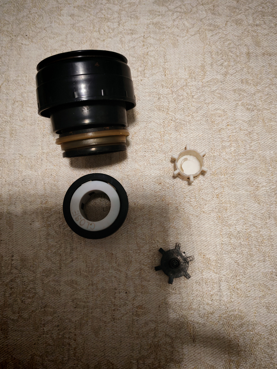 Пробка развалилась. Потом я решила, что не боги горшки обжигают, и собрала её. Течёт плохо, видимо, собрала неправильно, но тепло держит, заваривать хорошо. 