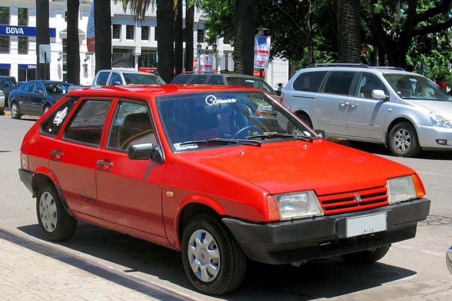 Фото ВАЗ-2109 / papurojugarpool/ wikipedia.org  📷
