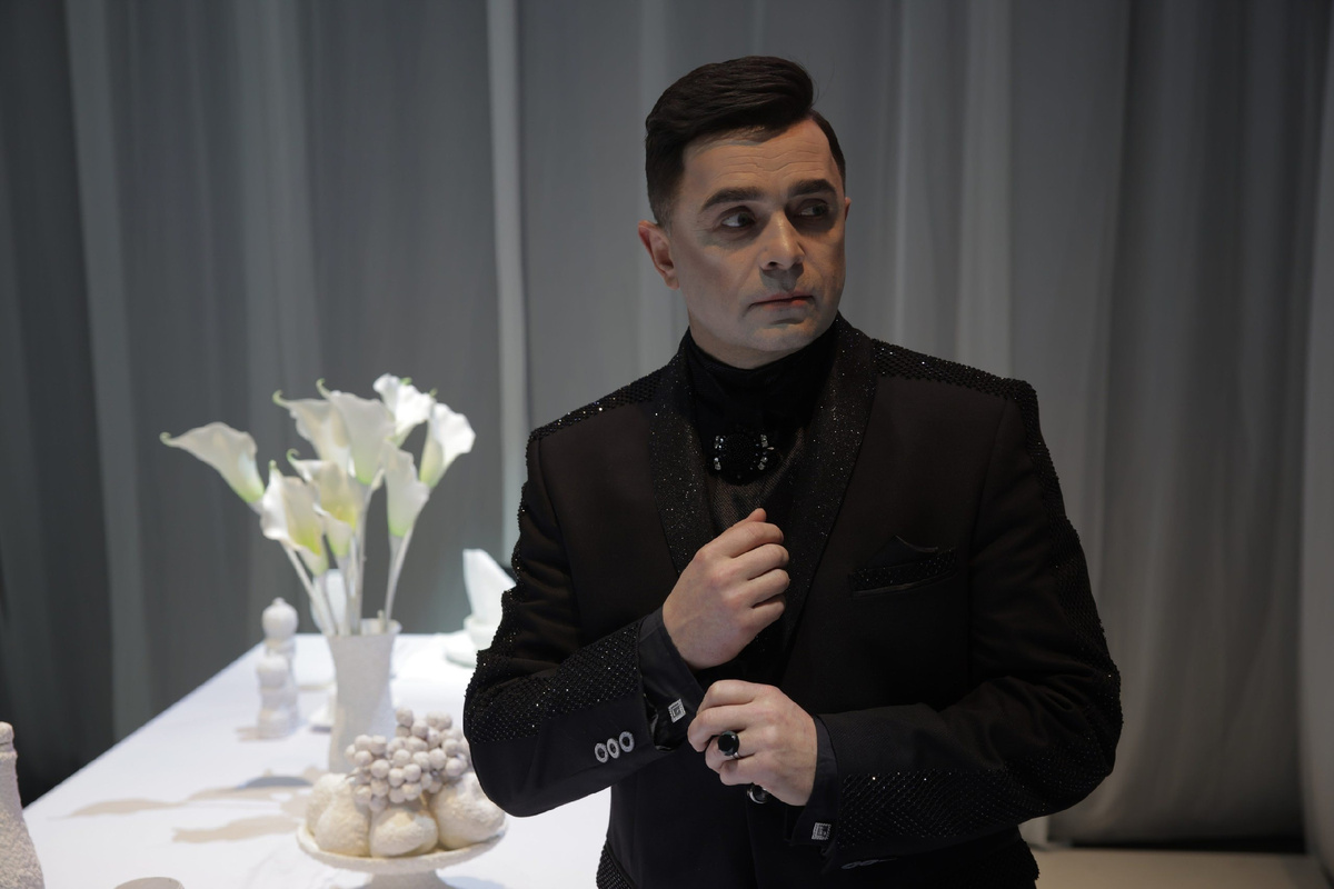 Фото: Александр Тарасюк в роли Хельмера, спектакль "Кукольный дом" / Сергей Голубев 