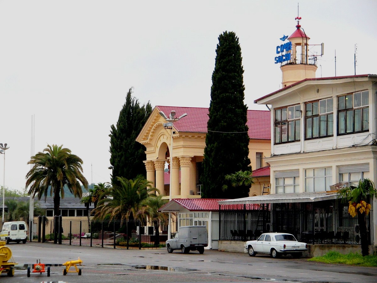 © Георгий Долгопский / Wikimedia Commons / CC BY-SA 3.0 (Старое здание аэропорта Сочи, 2006 г.)