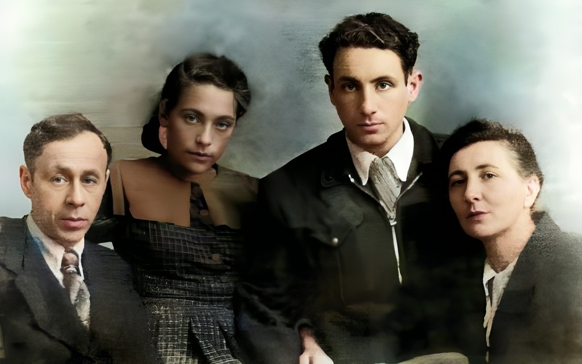 Семья Неизвестных: муж Иосиф Неизвестный, дочь Людмила Неизвестная, сын Эрнст Неизвестный и Белла Дижур. 1950-е годы (фонд Художественного музея Эрнста Неизвестного)