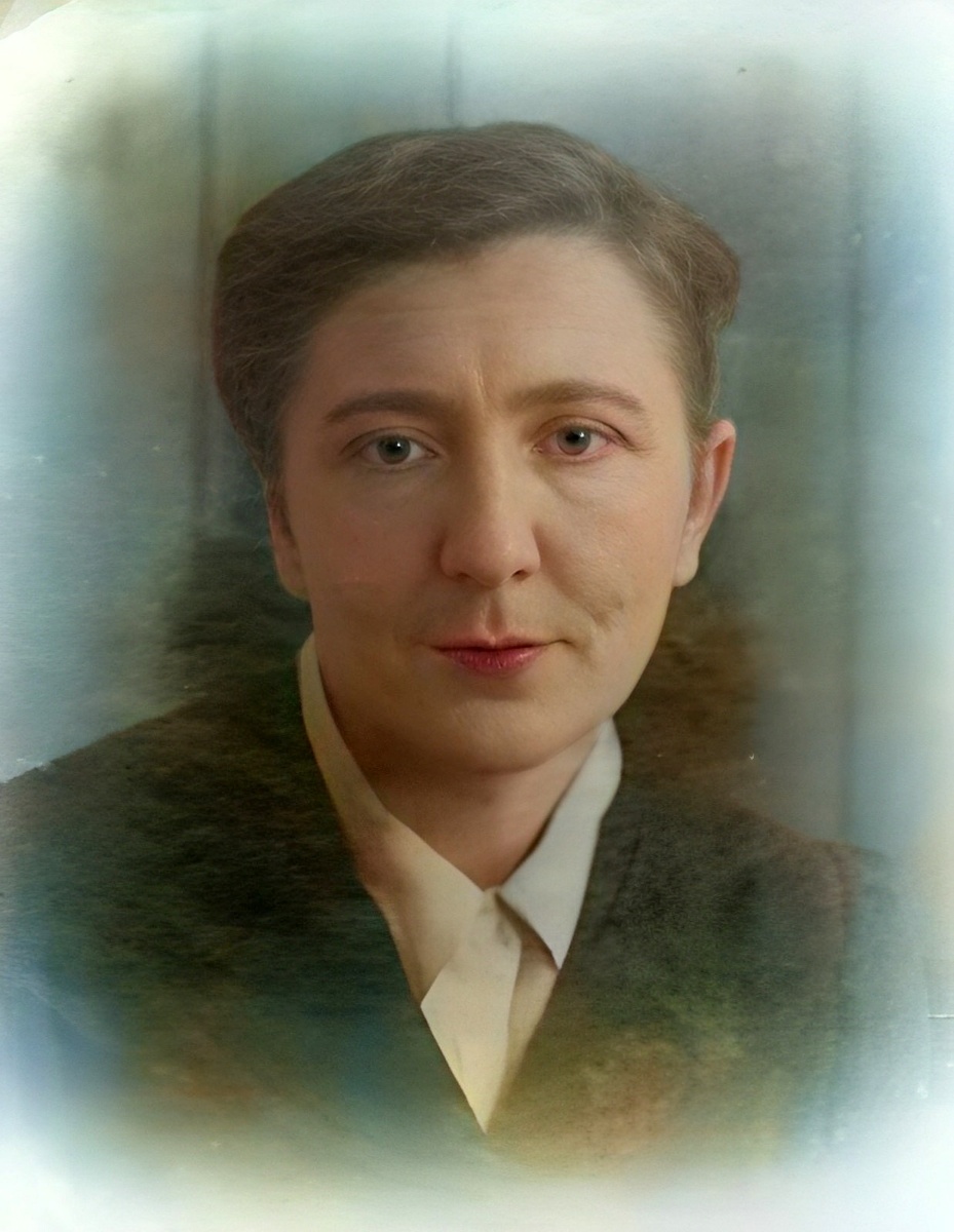 Поэтесса Белла Дижур