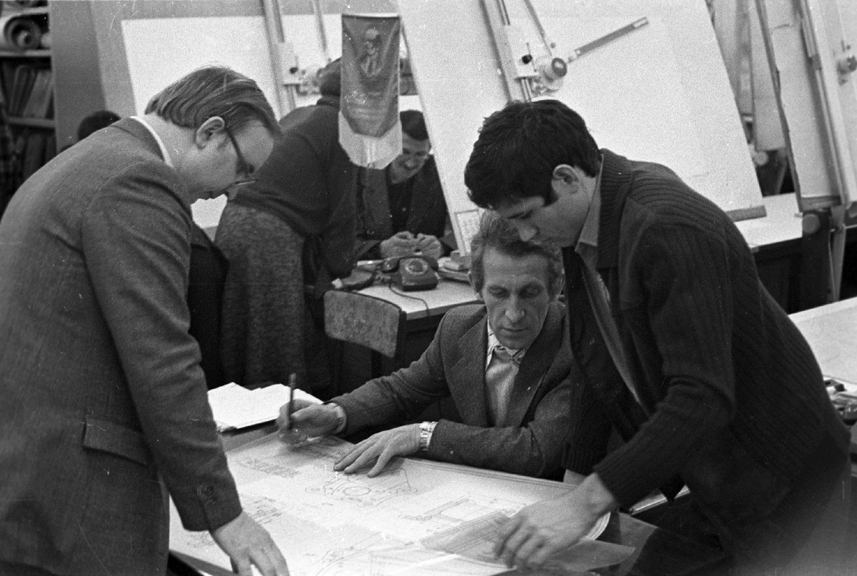 Слева направо: 1. Смирнов Игорь Геннадьевич – инженер-конструктор КБ подвесок. 2. Зубов Владимир Георгиевич – начальник отдела. 3. Азильгареев Халит Газымович - инженер-конструктор КБ подвесок.