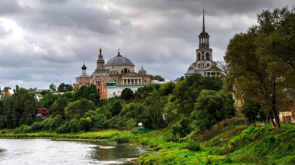 Вид на Борисоглебский монастырь и реку Тверцу в Торжке.📷Фото: Павел Кассин / Коммерсантъ