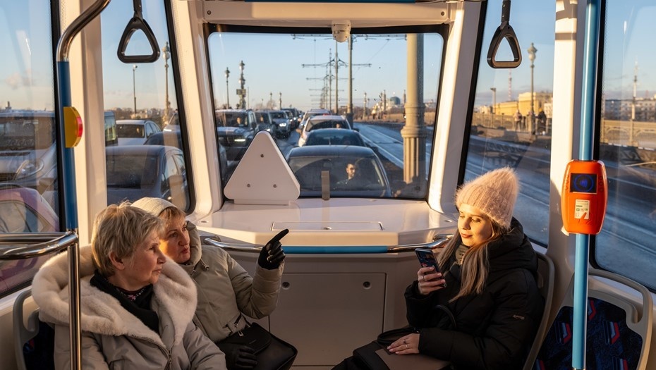    Пассажиры едут в салоне трамвая в Петербурге. Автор фото: Михаил Тихонов / "Деловой Петербург"