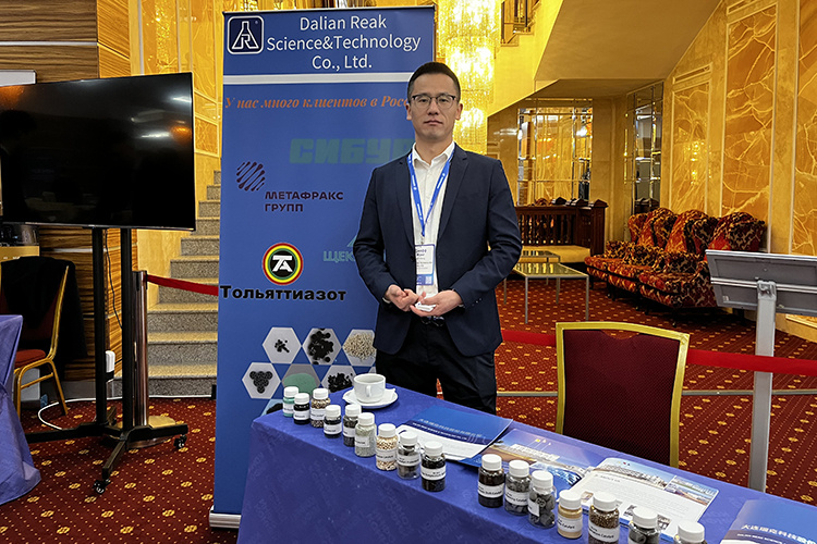    В фойе зала «Пушкин» была организована выставка компаний, которые предлагали свои услуги химикам.   
Фото: Диана Авакян