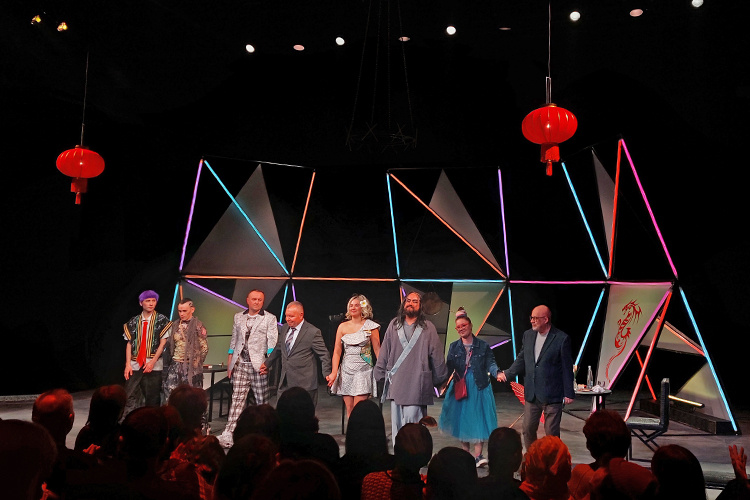    Не самые простые 1 час 15 минут в своей жизни пришлось пережить в минувший уик-энд зрителям «Сары елга» («Желтая река») — первой премьеры в стенах нового здания театра им. Камала