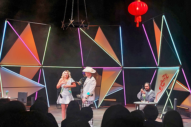    Глубокие социальные и философские подтексты, которые можно обнаружить в самой пьесе, в спектакле выглядят максимально плоско