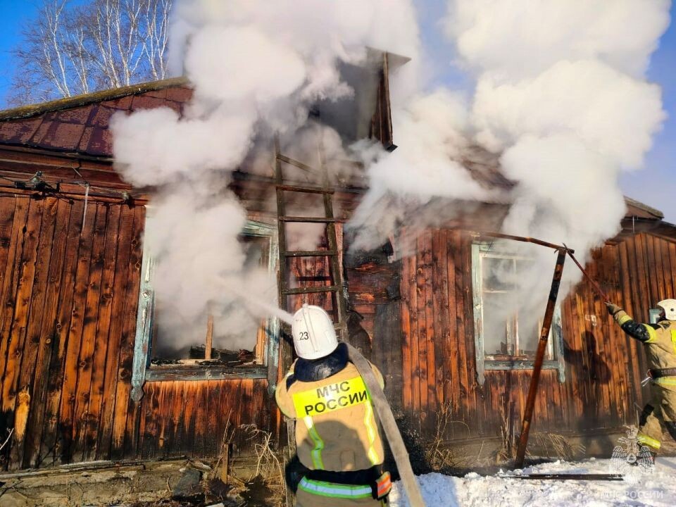    Пожар в селе Урожайное. Источник: t.me/mchs_altkray
