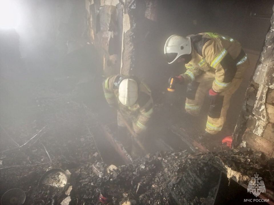    Пожар в селе Урожайное. Источник: t.me/mchs_altkray