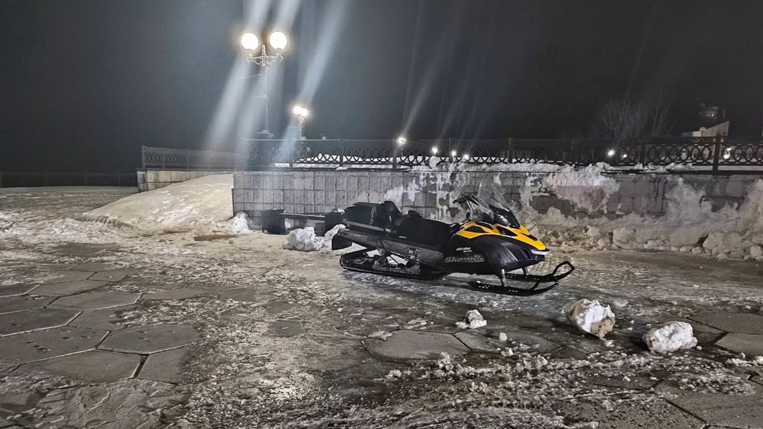    В Югре снегоход провалился под лёд