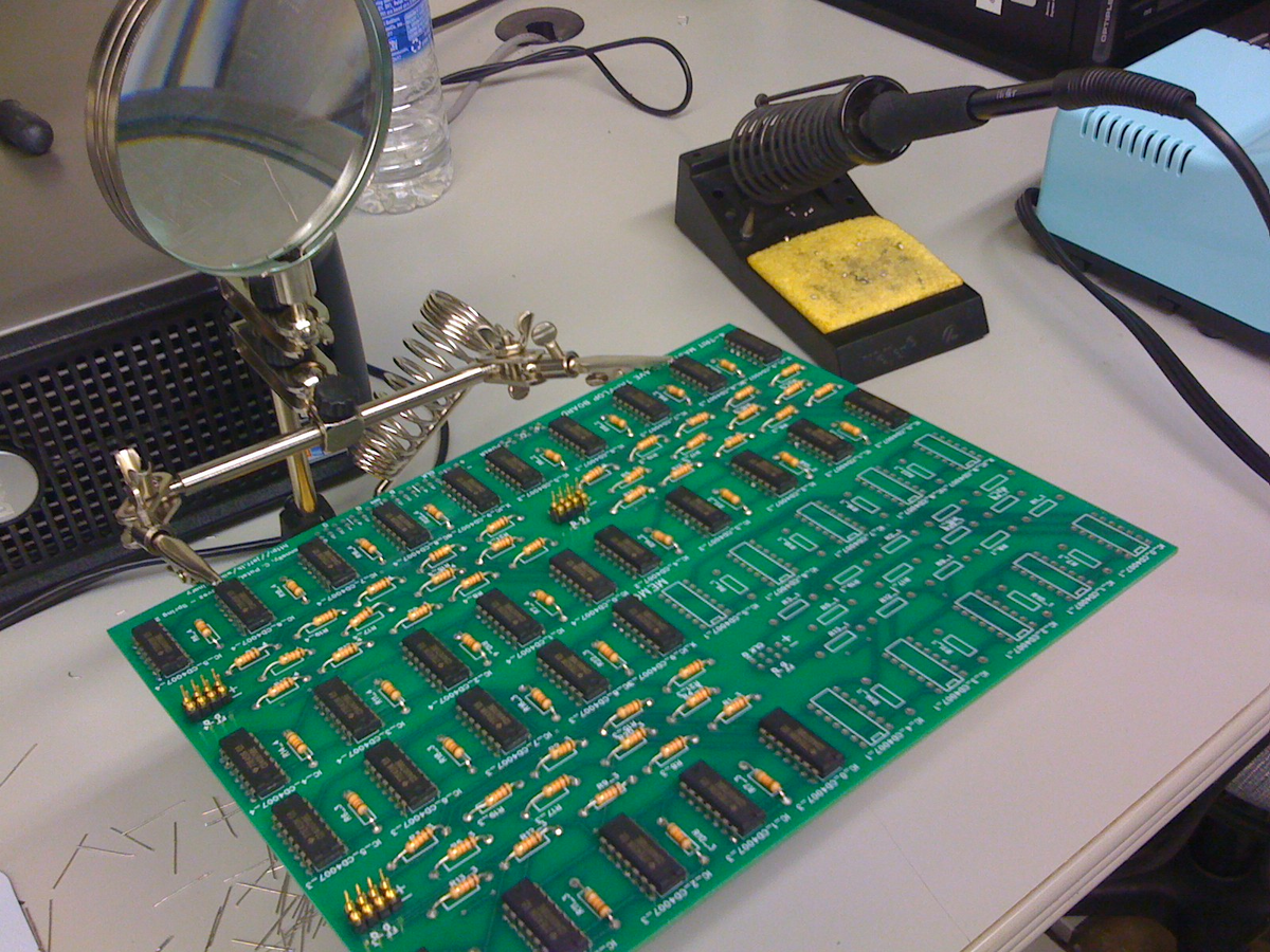 Это TCA2 - трехуровневая 3-тритная компьютерная система. Авторство: youngthousands. https://www.flickr.com/photos/theyoungthousands/sets/72157605274828930/, CC BY 2.0, https://commons.wikimedia.org/w/index.php?curid=8813851