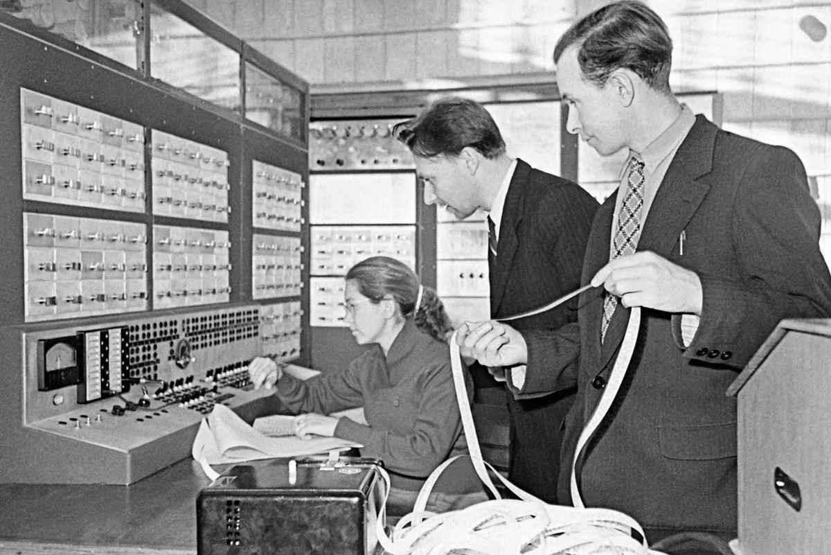 Сетунь. Авторство: USSR state-owned publisher "Sputnik". https://www.alamy.com/stock-photo-scientific-staff-members-working-on-the-computing-machine-setun-22818602.html, Общественное достояние, https://commons.wikimedia.org/w/index.php?curid=145660081