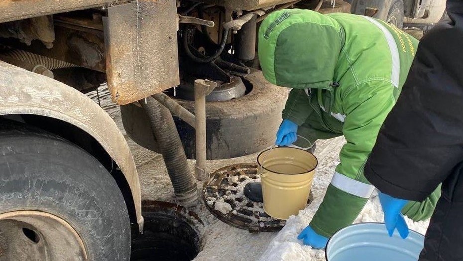    Незаконный сброс жидких отходов в канализацию, архивное фото 2022 года. Автор фото: Пресс-служба Прокуратуры Петербурга