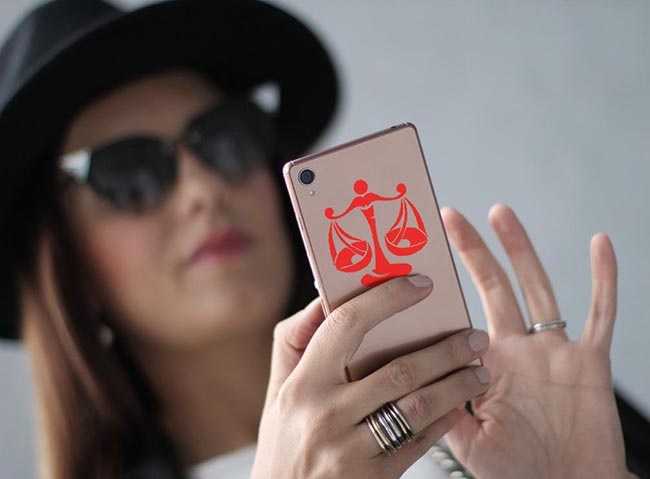 Виниловый стикер на телефоне