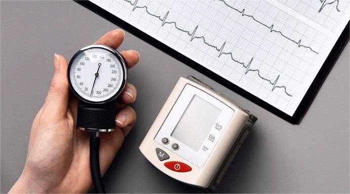 Кофе противопоказан людям, страдающим гипертонией и средечной аритмией