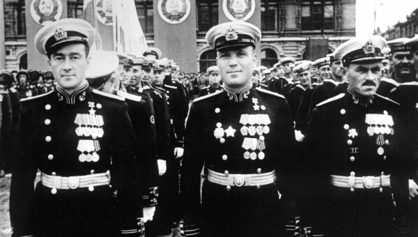    Парад Победы, 1945 год. Фёдор Котанов (в центре).