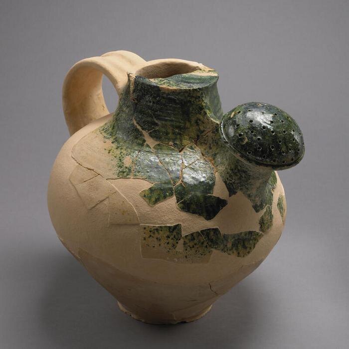 Лейка, найденная в садах музея Клюни, датируется концом пятнадцатого или началом шестнадцатого века