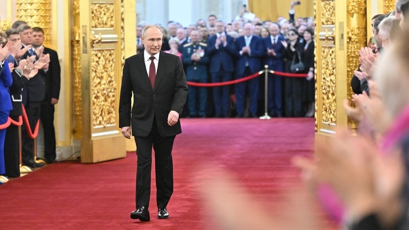     «Суть высочайшего предназначения главы государства — беречь Россию и служить нашему народу... Заверяю вас, что и впредь интересы, безопасность народа России будут для меня превыше всего», — сказал Путин на торжественной церемонии вступления в должность президента Российской Федерации РИА Новости Григорий Сысоев