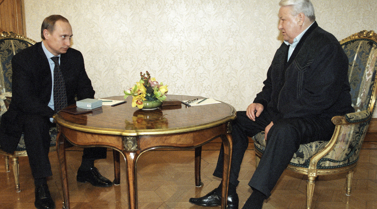    Борис Ельцин впервые заговорил с Владимиром Путиным о передаче власти 14 декабря 1999 года. Российский лидер сначала отказался, но потом, по его собственному выражению, «втянулся» / РИА Новости