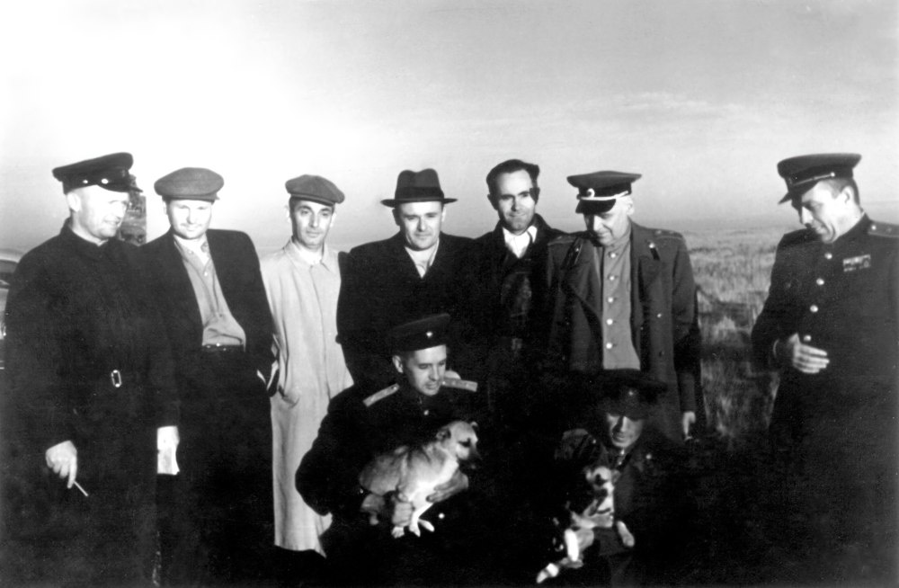 На месте приземления Цыгана и Дезика. На снимке (слева направо): В.И. Яздовский, С.А. Христианович, И.Ф. Тевосян, С.П. Королёв, Н.А. Лобанов, А.А. Благонравов, В.И. Вознюк. С животными: В.И. Попов, А.Д. Серяпин. Капустин Яр, 1951 год.