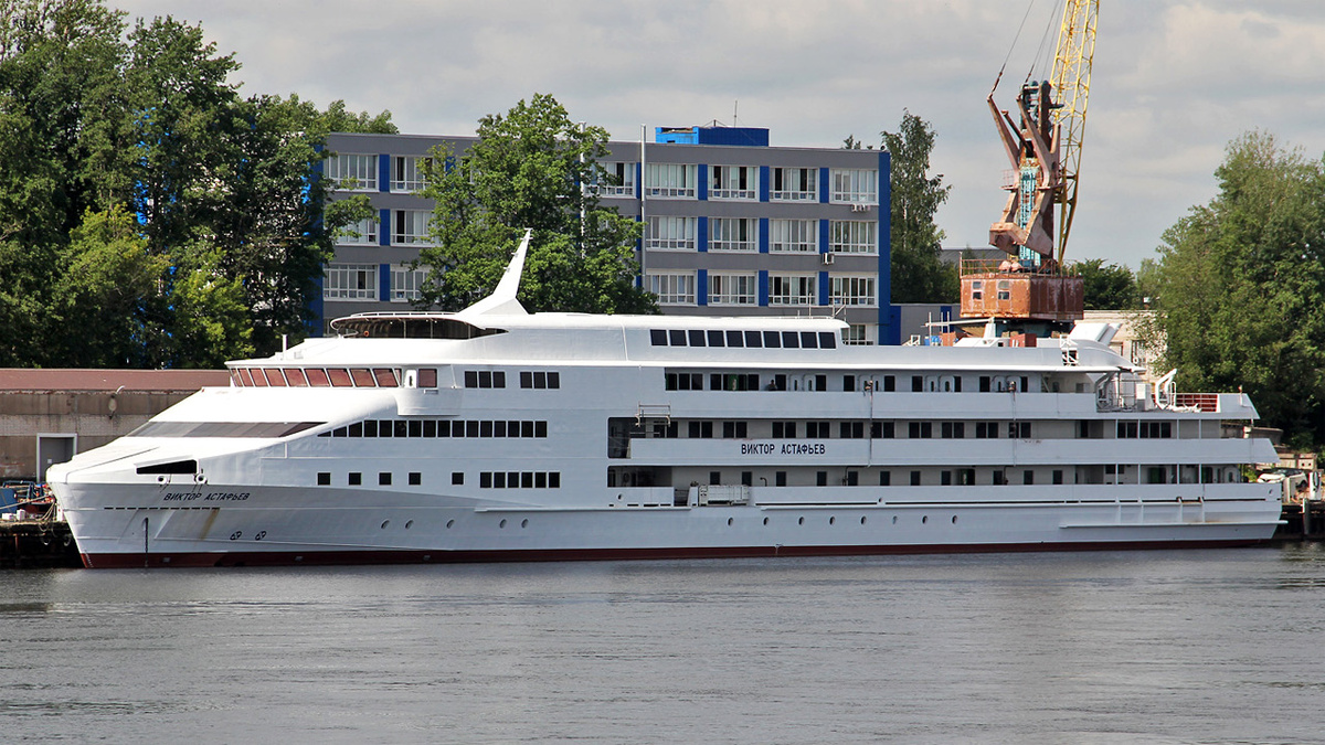     Новый трехпалубный т/х «Виктор Астафьев» у достроечного причала Средне‑Невского судостроительного завода. Головное судно проекта А45-90.2 задерживается с прибытием на Енисей