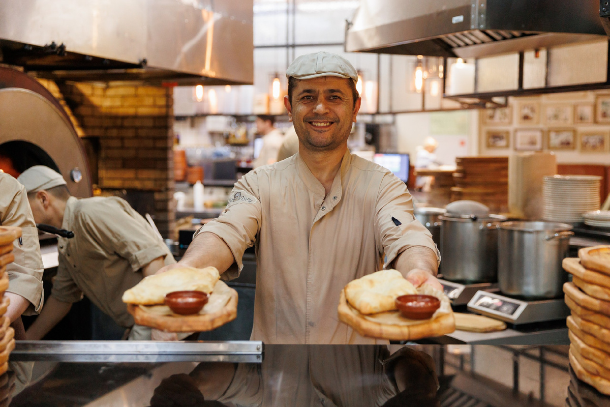 «Хочу Пури» находится в самом сердце города — на Фуд-парке Аура (ул. Военная, 5), в 7 минутах ходьбы от метро Площадь Ленина. Ресторан работает с 10:00 до 22:00 без выходных. 