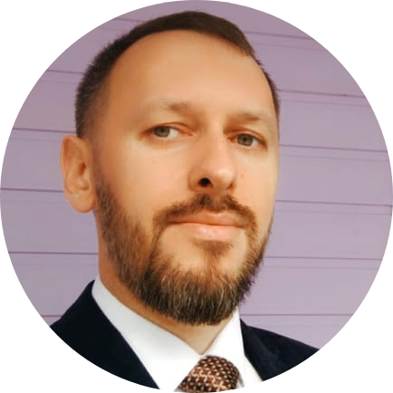 «Я много лет работал в сфере маркетинга и рекламы, был руководителем нескольких ульяновских кинотеатров, - рассказал ulpravda.ru Алексей Игонин. – К спорту имел небольшое отношение: в молодые годы периодически играл в настольный теннис и шахматы, принимал участие в легкоатлетических эстафетах. Но после того как несколько лет назад перешёл на работу в ЛД «Волга-Спорт-Арена», мое отношение к спорту стало более теплым. Ведь, руководя спортивным объектом, надо и самому быть со спортом на «ты».