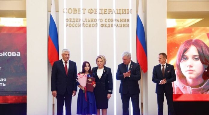    Виктория Гребенькова на награждении в Совете Федерации осенью 2024 года. Фото: пресс-служба правительства Томской области