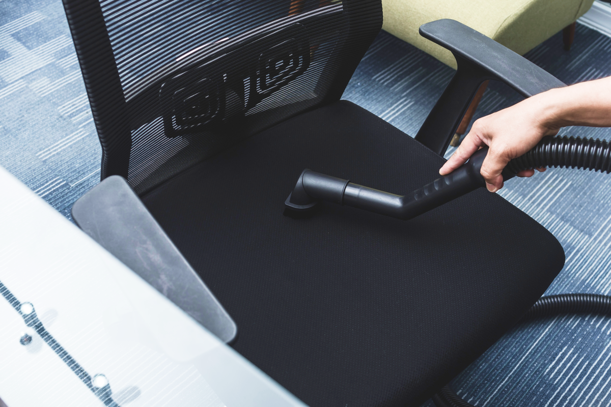 Пройдите пылесосом всю обивку и труднодоступные места: стыки, щели, соединения. В них скапливается пыль, частички еды и волосы. При этом не включайте пылесос на полную мощность, чтобы не растянуть и не повредить материал. 