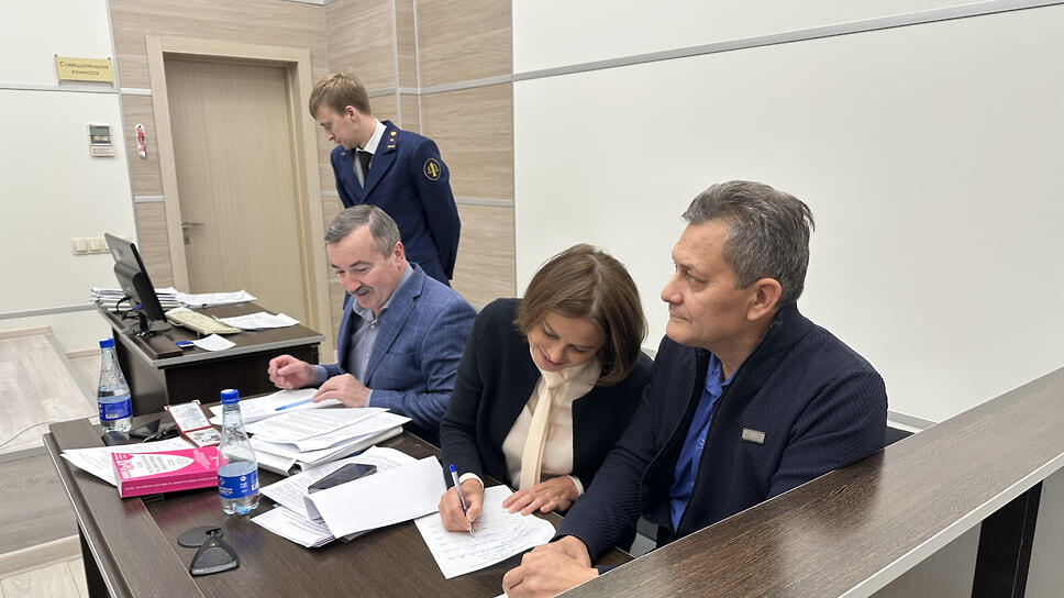 Адвокат Сергей Макаренко, Рауфа Рахимова, адвокат Ильнур Салимьянов в зале суда.📷Фото: Венера Хисамова / Коммерсантъ