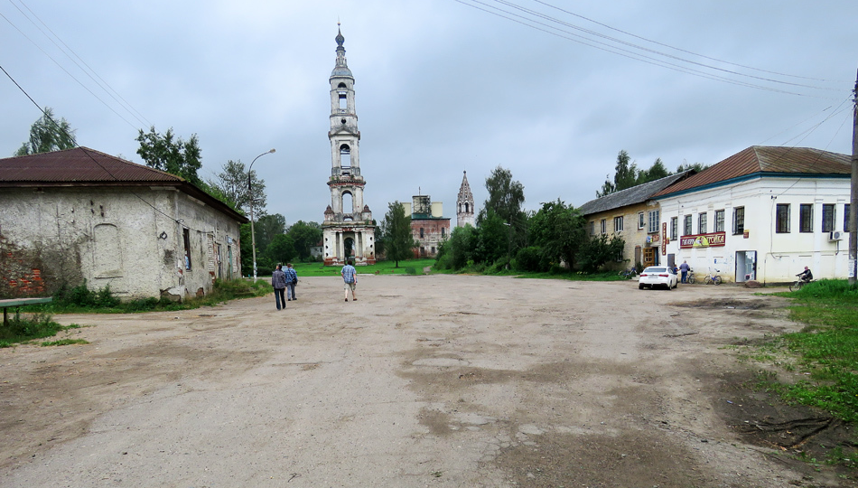 Хэллоуин по-русски, мега-колокольня и огороды до горизонта. Чем интересно Поречье-Рыбное?