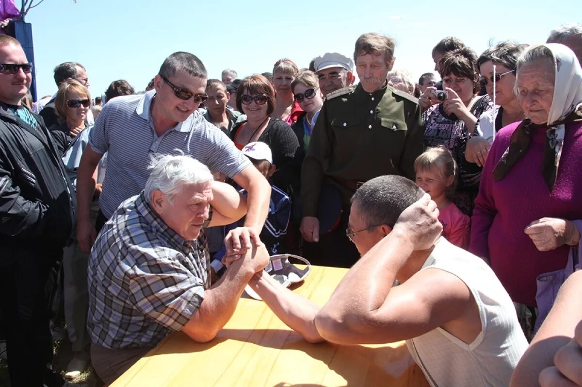    Ефим Михайлович всегда был желанным гостем в районах области (на фото он на казачьем празднике в хуторе Перелазовском Клетского района, 2015 год).