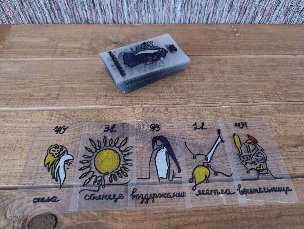 Главная карта расклада - Отшельник. О нем сегодня расклад. Мудрый или ищет мудрость, одинокий или и стремится к уединению, чтобы набраться мудрости.