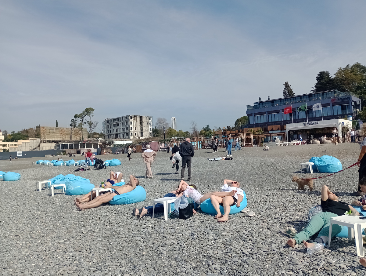 Пляж Ривьера в марте, Сочи-2025. Картина "Утомлённые солнцем" 😎 Фото автора